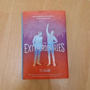 The Extraordinaries bok - Bok "The Extraordinaries" av TJ Klune, på engelska. Helt ny, aldrig läst. Inbunden med skyddsomslag.