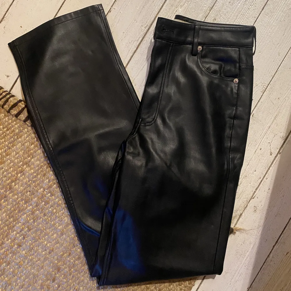 Byxor i skinnimitation från Zara, storlek 34 men skulle säga att det passar storlek 36 med. Använda men i bra skick! Frågor? Hör gärna av dig :). Jeans & Byxor.
