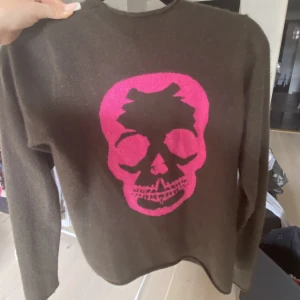 Zadig tröja  - Galet snygg Zadig tröja!! På bilderna framkommer inte färgen riktigt men i verkligheten skulle jag säga att den är mer skogsgrön. Tyvärr har jag inte fått större användning av den och säljer den därför⭐️