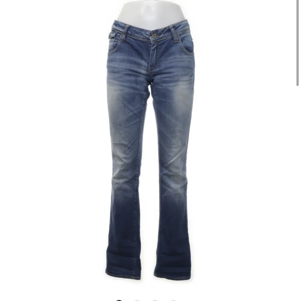 Köpta från sellpy men aldirg använt så inga defekter! Storlek 29/32 TRYCK INTE PÅ KÖP NU!. Jeans & Byxor.