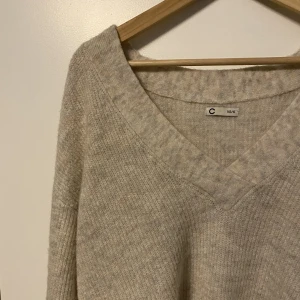 Snygg stickad tröja - Säljer denna beiga snygga stickade tröja från Cubus då den inte kommer till användning. Den är något ljusare i färgen i verkligheten!!💞  Nypris ca 500kr Inköpt för ca 3 år sedan men endags använd några få gånger, runt 5  gånger kanske.  