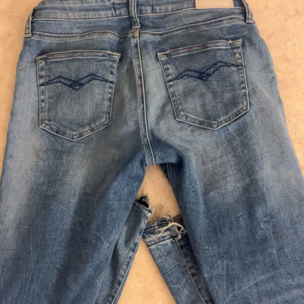 Ett par super fina jeans men kommer tyvärr inte till användning . är använda ett fåtal gånger och är i superbra skick. Skriv bara om det är några frågor❤️❤️. Jeans & Byxor.