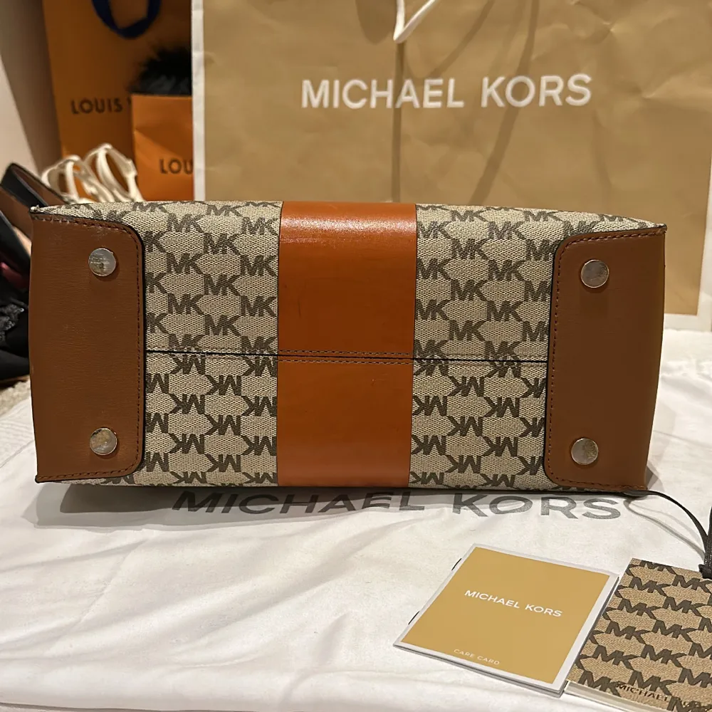 Lyxig Michael kors väska. Använd 1-2 gånger och inga stora skavanker. Väskan säljs inte längre på hemsidan men liknande ligger på ett pris mellan 3000-4000kr. Dustbag och påsa osv tillkommer men har inte kvittot kvar. . Väskor.