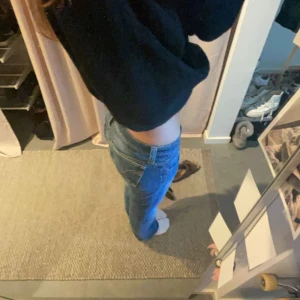 Lågmidjade jeans - Väldigt lågmidjade vinted jeans, skit snygga men lite för små på mig. 255 plus frakt. Innerbenet är 72-73 och midjemåttet 37 rakt över 