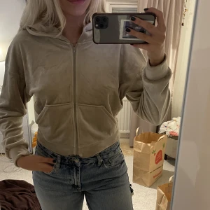 Myströja strl M - Juicy liknande tröja från HM, superskön i sammet och i en jättefin beige färg. Strl M