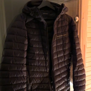 Vinterjacka peak performance  - Riktigt skön och varm vinterjacka. Inga defekter. 