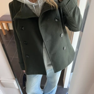 Hm kappa  - Assnygg kort kappa från hm som passar både höst vår och vinter. Superfin mörkgrön färg. Mycket bra skick. Storlek 36. Säljer för 375 kronor.💞💞