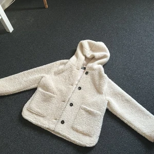 Jacka från Zara - Säljer nu min fina höstjackan från Zara, endast använd en höst och i superfint skick🥰