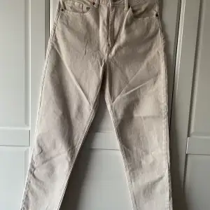 ”Mom-jeans” från HM, strl36.  Ljus vit/beige 