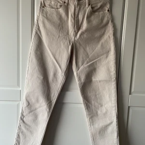 Jeans HM,  - ”Mom-jeans” från HM, strl36.  Ljus vit/beige 