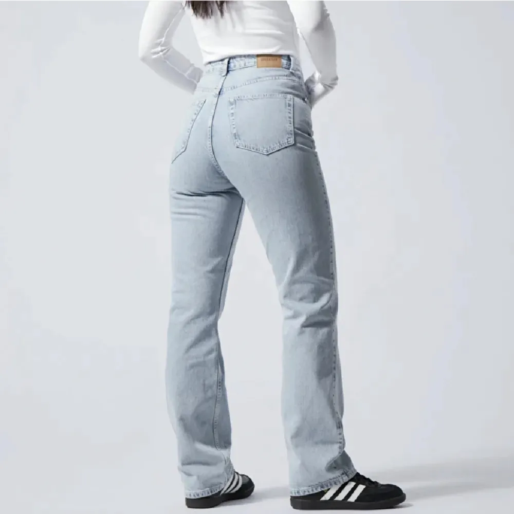 Perfekta jeans nu till höst och vinter💞 Från weekday Perfekt skick!!! Bra längd på mig som är 170. Jeans & Byxor.