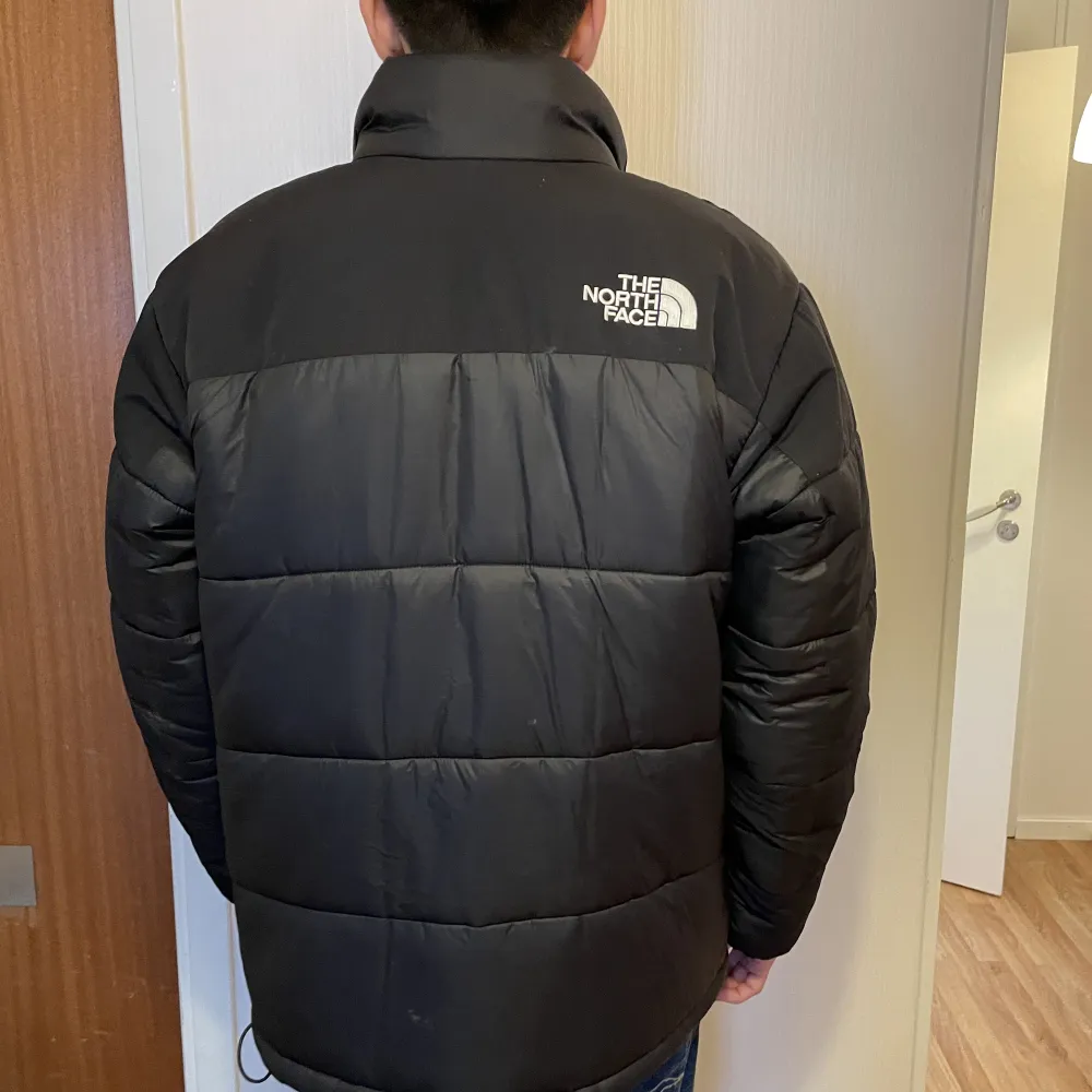 Himalayan Insulated Jacket Köpt 2022, använd en vinter. Inga defekter, modellen är 183 cm och har storlek M. Pris kan diskuteras.  . Jackor.