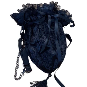 Gothic väska och hello kitty halsduk - Jättesnygg gothic väska. Är lite formad som en påse. Får plats med mycket. Priset kan diskuteras.