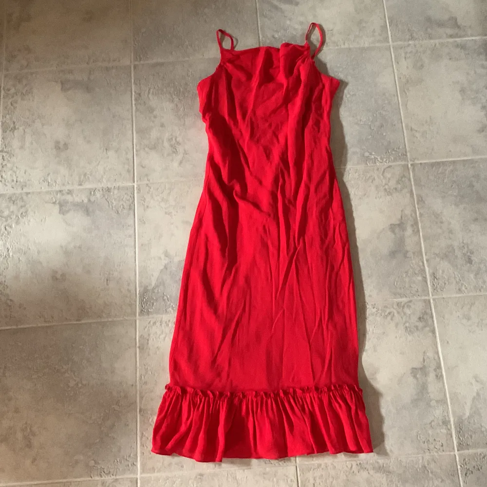 En röd längre klänning med en volang längst ner. Från märket Wallis, storlek 10. I mycket gott skick! . Klänningar.