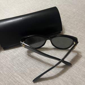 Säljer ett par Saint Laurent solglasögonen i modellen: SL M3 002 5516 Dessa kommer inte till användning längre 