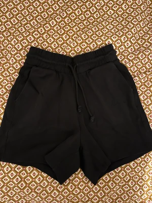 Shorts - Shorts från vero moda, mycket bra skick. Broderat AWARE i svart på ens benet