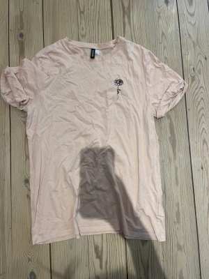 Rosa t-shirt med broderi - En fin rosa t-shirt med en broderad blomma