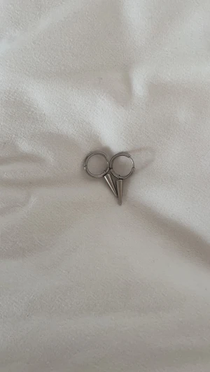 Edblad örhängen  - Silvriga spike hoops från Edblad💓