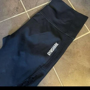 Gymshark  - helt nya aldrig använda Gymshark tränings tights stl L högmidjade, har dock hunnit klippa bort tvättråd lappen nere vid foten 
