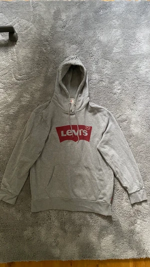 Levis hoodie - Levis hoodie använd några gånger! Kom gärna med prisförslag 