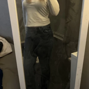 Jeans - Utsvängda snygga jeans, tar tyvärr ej returer. Köparen står för frakt, står inte för postens slarv. Priset går att diskutera.