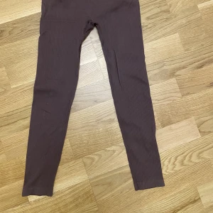 Leggings - Säljer dessa tights från bikbok, ribbade i brun färg. Så bekväm och sköna! 