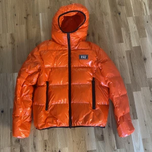 Dsquared2 Vinterjacka  - Köpt november 2021 Väldigt bra skick  Nypris 7600 kvitto finns