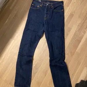 Jag säljer dessa Levis jeans som är i fint skick! Har två olika som jag säljer men gissar att det är samma model (501) Storlek W27 L32