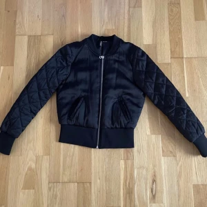 Vår Jacka - Denna vår jacka har använts några gånger, men är på bra skick. Är bra för våren för att den håller dig inte för varm eller för kall, perfekt jacka för perfekt väder under våren! 💞