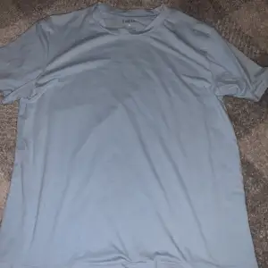 LJUS blå t-shirt, änvänd 1-2 gånger, storlek M