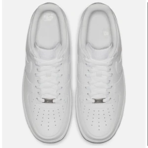 Nike air force - Säljer ett par nike air force. Använda under en vinter men i bra skick. Silver grejerna är dock borttappade efter att jag skulle tvätta skosnörena. Skriv privat för fler bilder☺️