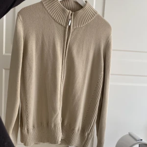 Beige kofta med zip - Superfint skick! Oversized kofta med dragkedja. Bomull. 