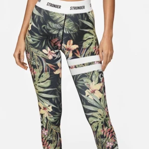 Träningstights  - Träningstights ifrån Stronger🌺Använda men i gott skick, inga hål. Passar mej som har S i byxor🤍