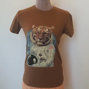 Retro t-shirt The New tiger on the moon stl s - Köpt secondhand The New stl 13/14 passar xs-s. Fint skick. 