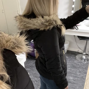 Jacka med luva - Säljer denna svarta jackan ifrån Hm! Endast använd en gång i vintras så i princip nyskick💗 Storlek 36, priset kan diskuteras!  Köparen står för frakt💗