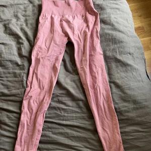 Träningstights från gymshark  - Träningstights från gymshark. Väl användna och lite av loggan har trillat av (se andra bilden) 