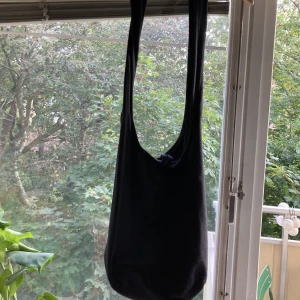 Axelremsväska  - En crossbody axelremsväska i tyg. Den har tyvärr inte kommit till användning och är i bra skick🫶🏻