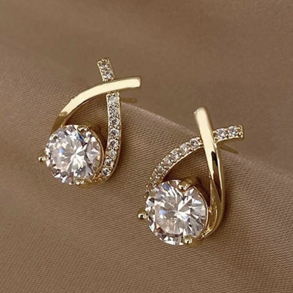 Örhängen i form av ett kryss med diamanter och stenar 🩵🩵🩵💙. Accessoarer.