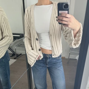 Kofta - Stickad kofta från H&M i storlek M. Aldrig använd och köpt för 400kr. Perfekt till hösten!