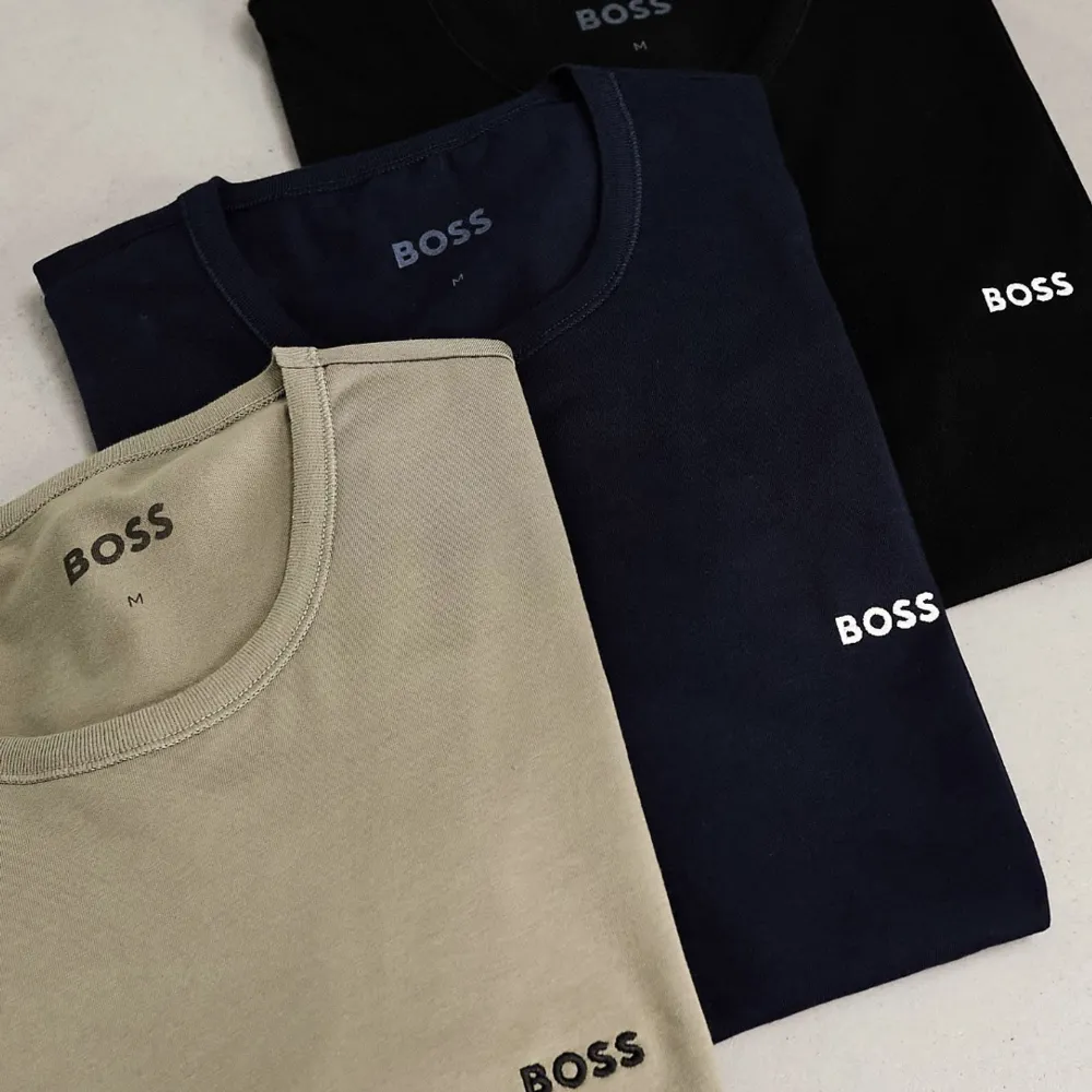 3 pack Boss / Hugo Boss T-shirtar  *oanvända*  Ny pris ca 500  Storlek XXL men sitter som XL/L (mindre i storleken)  Först till kvarn. T-shirts.