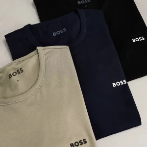 3 pack Hugo boss/ boss tshirtar - 3 pack Boss / Hugo Boss T-shirtar  *oanvända*  Ny pris ca 500  Storlek XXL men sitter som XL/L (mindre i storleken)  Först till kvarn