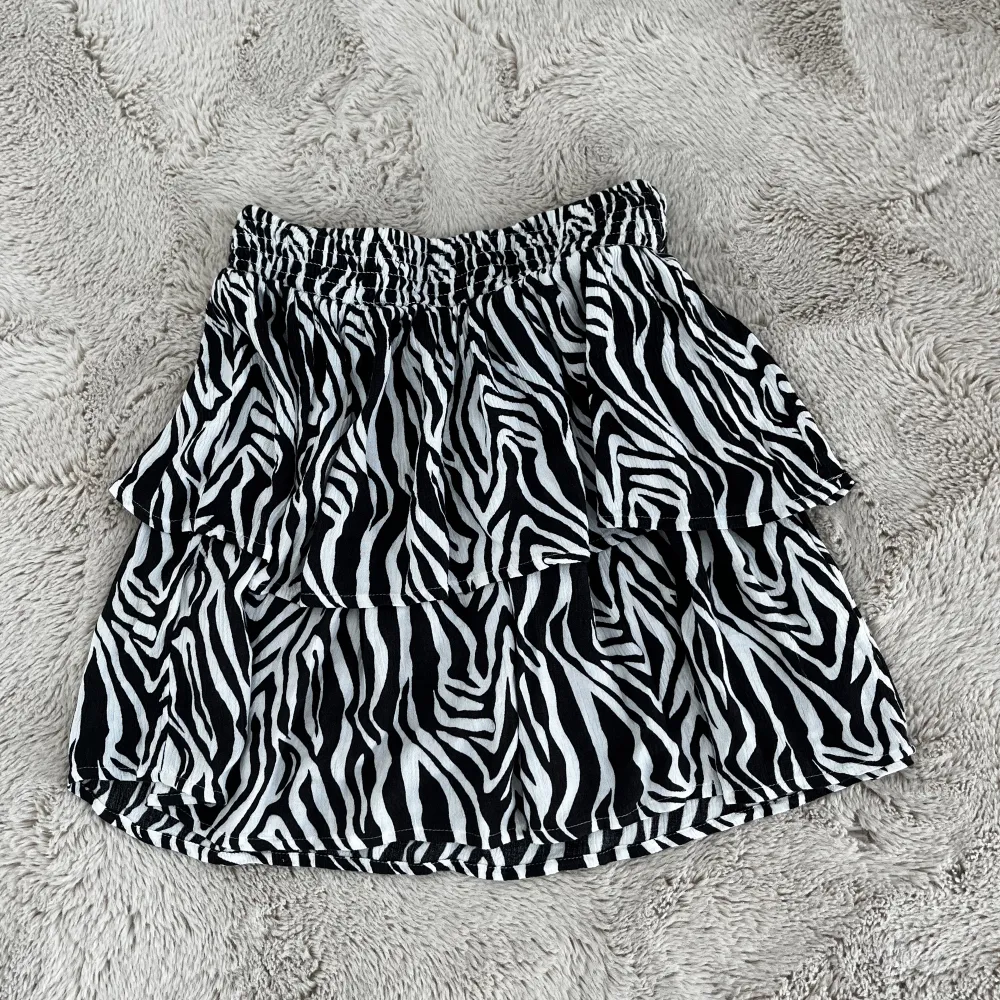 Säljer denna snygga zebrafärgade kjolen. Är endast andvänd en gång, så väldigt fint skick!💕Hör av dig vid fler bilder eller andra frågor🌟Priset går att diskutera!!. Kjolar.
