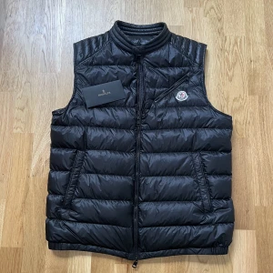 Moncler väst stl 4 - Säljer nu denna sjukt snygga moncler västen | Skick 9/10 | Nypris 9999 kr | Mitt pris 3299 kr | Hör av er vid minsta lilla fundering!🤝