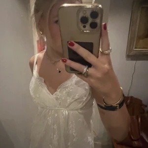 Spets linne  - Ett super fint spets linne med alike under spetsen