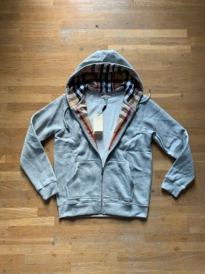 Burberry hoodie  - Burberry hoodie helt ny fins i storlek M,L skriv om du är intresserad. 1,1 finns även i svart skriv för bilderna.