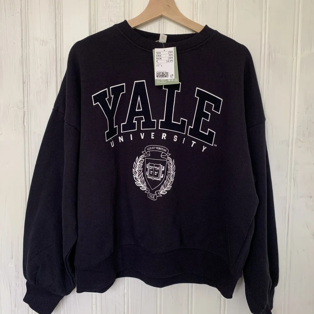 Yale sweatshirt i nyskick, aldrig använd. Prislappen finns kvar. Ordinarie pris 299kr, säljer det för 175kr💫. Tröjor & Koftor.