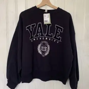 Yale sweatshirt i nyskick, aldrig använd. Prislappen finns kvar. Ordinarie pris 299kr, säljer det för 175kr💫