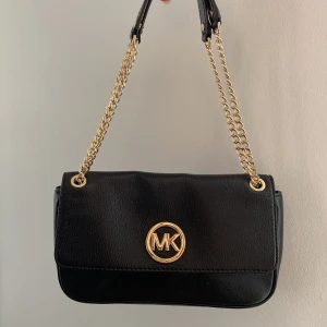 MICHAEL KORS VÄSKA - Michael Kors Fulton Small Shoulder Flap Bag Black Leather  Svartläder Sparsamt använd, i mycket gott skick 