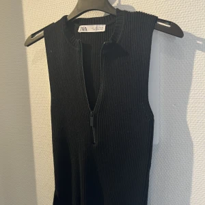 Zara tröja - Säljer detta linne från zara med en dragkedja i mitten. Den är aldrig användning därav säljer jag den. Vid frågor är det bara att skriva💞