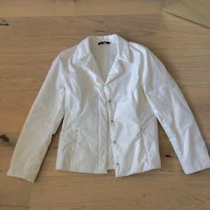 Vit jacka  - Lädd fodrad vit vårjacka strl M, passar S. 